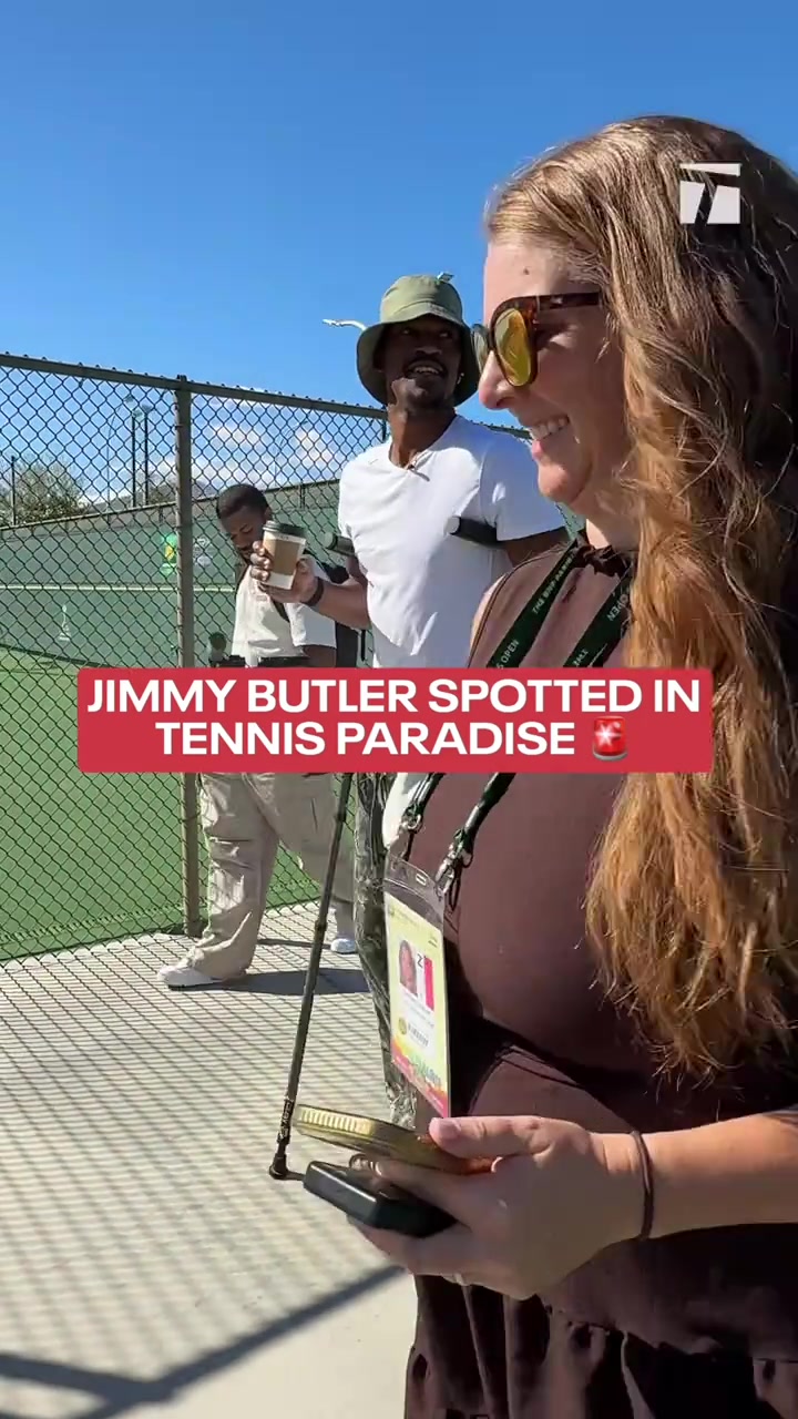 世界杯手机观看-术后26天！巴特勒拄双拐亮相网球场 手持咖啡 拥抱好友兹维列夫