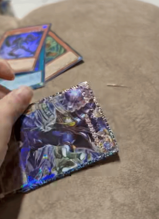 世界杯直播app指南-最惨一剪没！玩家失手剪坏百万元卡片：抱头哀嚎